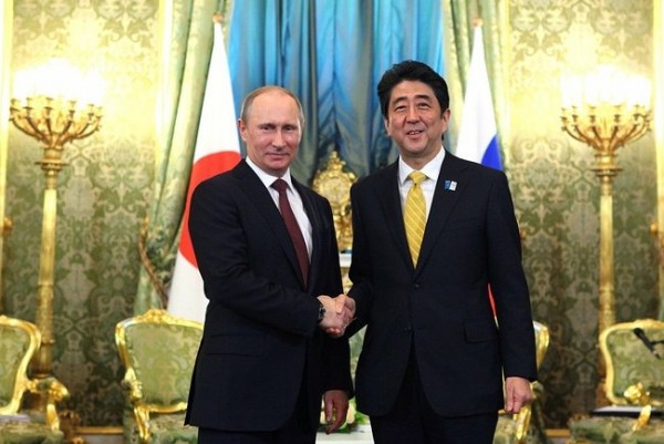 Putin Yaponiyanın baş naziri ilə görüşüb