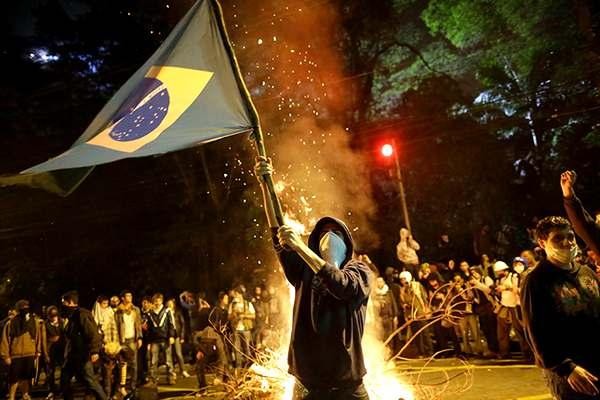 Braziliyada etirazçılar prezidentinin evini daşa basdıılar