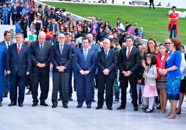 Heydər Əliyev Mərkəzinin parkında “Oxu Günü” keçirilib