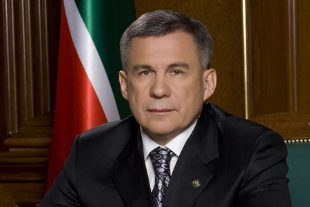 Bu prezident həyat yoldaşından 313 dəfə az qazanır