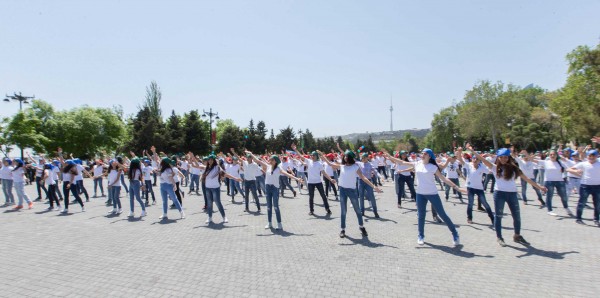 Bakıda İslam Oyunları ilə bağlı məktəblilərin fləşmobu