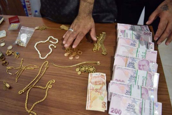 Yaşlı qadının sərnişin avtobusunda unutduğu çantadan “sərvət“ çıxdı