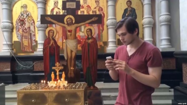 Kilsədə Pokemon oynadı, həbs edildi