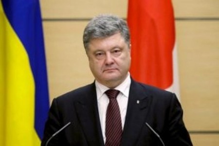 Poroşenkonun oğlu “Russia” yazılmış köynək geyindi