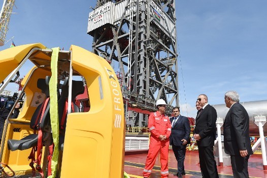Prezident İlham Əliyev Heydər Əliyev adına yarımdalma qazma qurğusunun açılışında iştirak edib