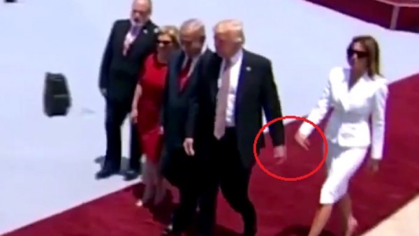Melaniya Donald Trampın əlini rədd etdi