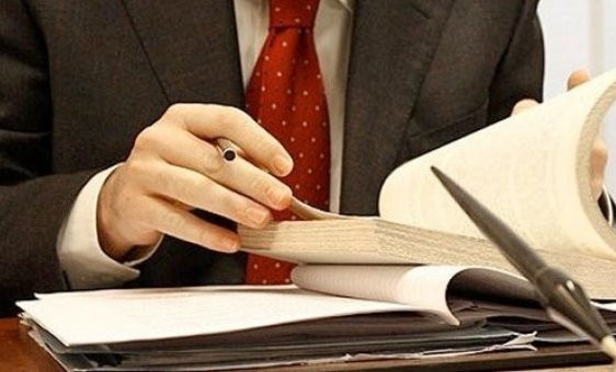 Bu şəxslər dövlət qulluqçularına bərabər tutulacaqlar