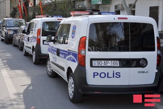Polis əməkdaşı taksinin altında qaldı – BAKININ MƏRKƏZİNDƏ