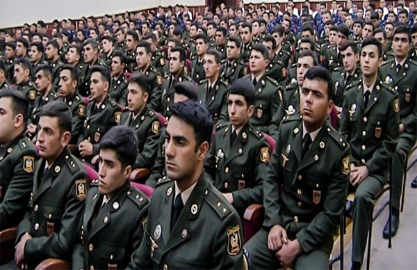 Müdafiə naziri gənc leytenantlarla görüşüb