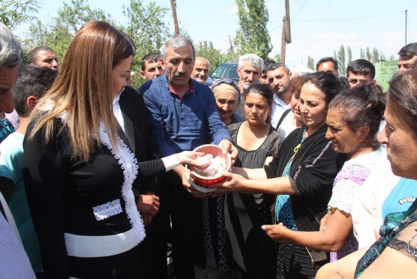 Qənirə Paşayeva güclü doludan zərər çəkən sakinlərlə görüşüb
