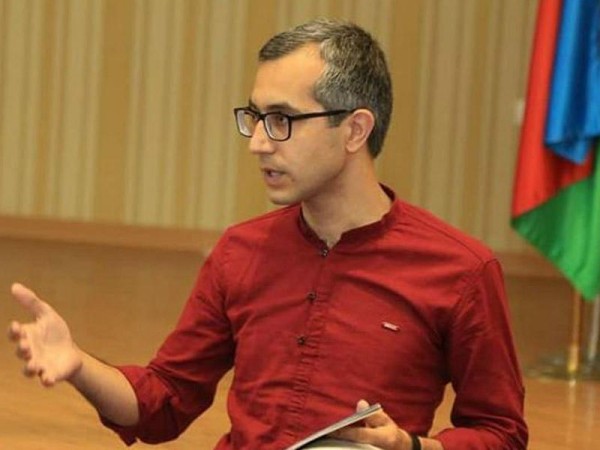 Qalmaqallı dərsliyin müəllifi: “Gedib tarix oxusunlar“