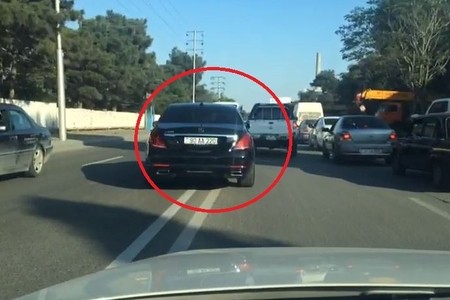 Tağı Əhmədov “Mercedes“i ilə Bakıda qaydaları belə pozur - FOTO