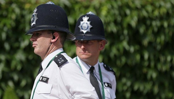 Britaniyada avtomobil məscid yaxınlığındakı insanların üzərinə sürülüb, 5 nəfər xəsarət alıb