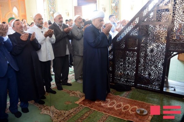 Ramazan münasibətilə bayram namazı qılınıb
