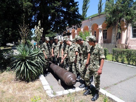 Hərbi qulluqçuların Şəki şəhərinə gəzintisi təşkil edilib