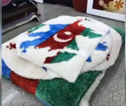 Azərbaycan bayrağı ayaq altına sərilən xalçaya əks olunub - Dövlət atributuna hörmətsizlik?