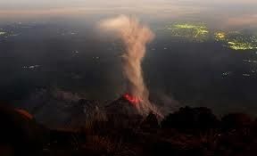 Vulkan turistləri yaraladı