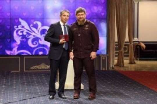 Kadırov azərbaycanlı naziri mükafatlandırdı