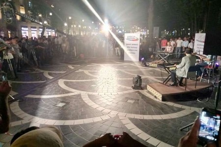 Ölkə yas içində - Fəvvarələr meydanında isə konsert gedir - FOTO