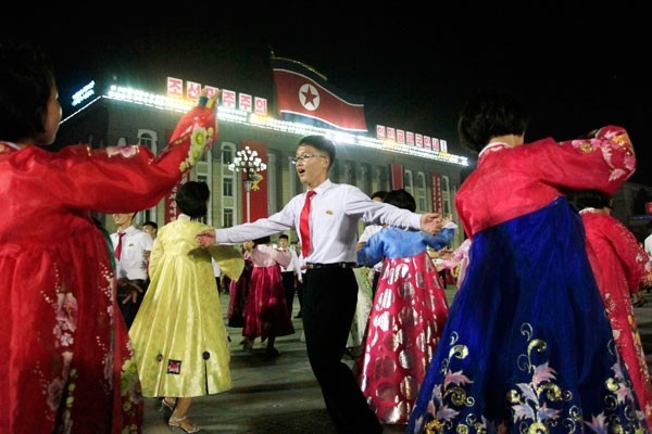 Koreyada minlərlə insan raketə görə küçəyə çıxdı