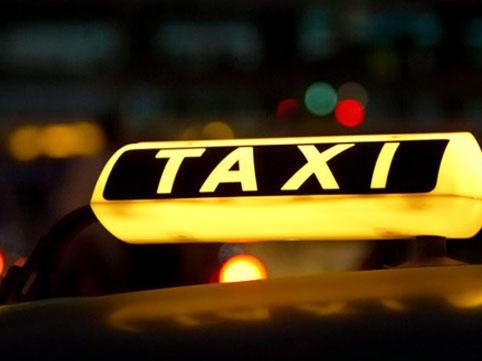 Taksi sürücüsü turistdən 5 min dollar aldı - Bakıda