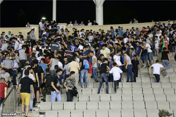 “Qarabağ“ın azarkeşləri polislərə etiraz olaraq oyunu boykot etdilər