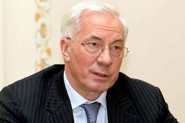 Azarov: “Poroşenko dövrü bitir”