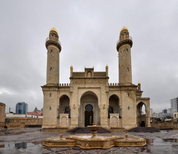 Əlində qılınc və dini bayraq məscidə girərək namazı pozmaq istəyən şəxslər saxlanılıb