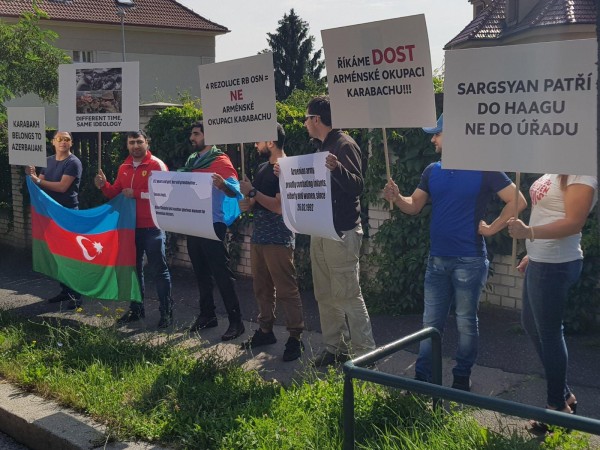 Praqada Ermənistan səfirliyi önündə etiraz aksiyası keirilib