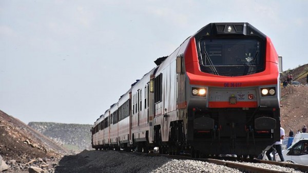 Türkiyədən Gürcüstana Bakı-Tbilisi-Qars dəmir yolu ilə ilk sınaq qatarı gedib