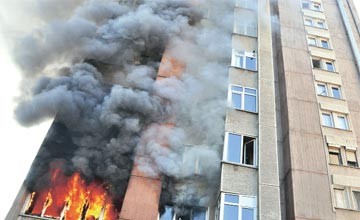 Bakıda universitet binasında baş verən yanğın söndürülüb, 4 nəfər tüstüdən zəhərlənib - YENİLƏNİR