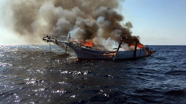 Moskva çayında gəzinti qayığı yanıb