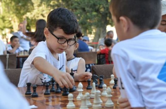 Heydər Əliyev Mərkəzinin parkında “Şahmatçı ailəm” turniri keçirilib