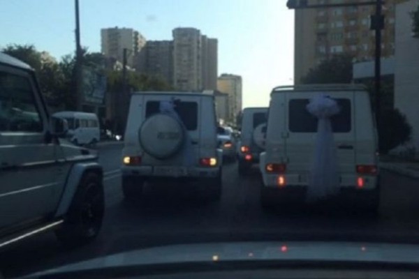 Bakıda “Gelandewagen“lərin toy karvanı hərəkəti iflic etdi