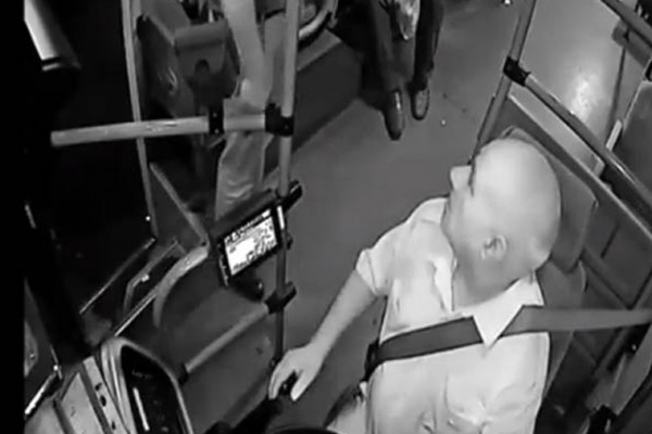 Sərnişin avtobus sürücüsünə tapança tuşladı — Bakıda görünməmiş hadisə + VİDEO
