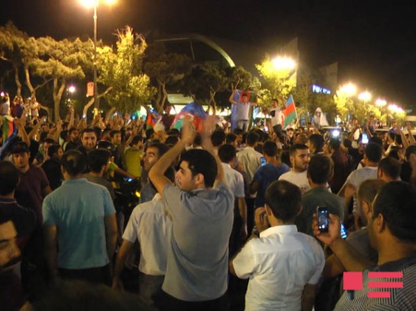 “Qarabağ“ın qələbəsi ayaqda qarşılandı - PAYTAXTDA GÖRÜNMƏMİŞ COŞQU