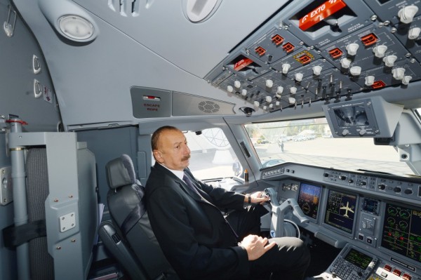 Prezident “Buta Airways“in Bakıya gətirilən ilk təyyarəsi ilə tanış oldu