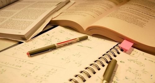 Qızı ilə birgə imtahana hazırlaşdı, 48 yaşında tələbə oldu