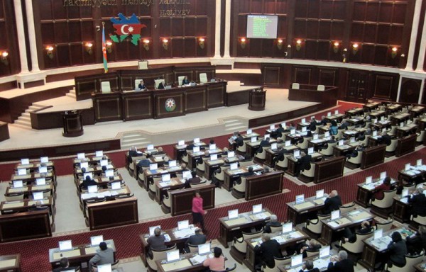 Deputatlar tətildən qayıtdı