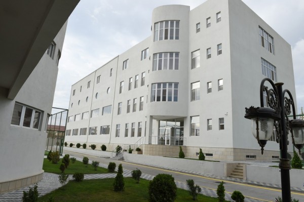 Prezident Zuğulba tədris idman bazasının açılışında