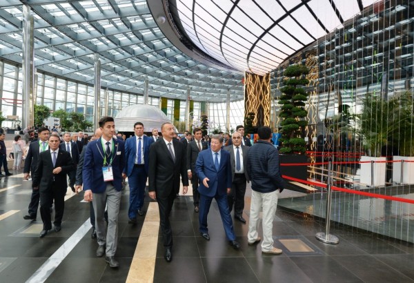 Prezident İlham Əliyev “EXPO 2017 Astana” sərgisində Azərbaycan və Qazaxıstan pavilyonları ilə tanış olub