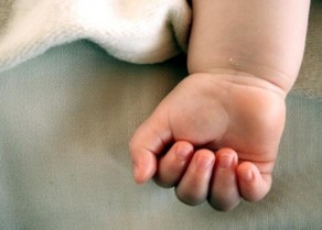 Ermənistanda ana iki aylıq körpəsinin 420 dollara satıb