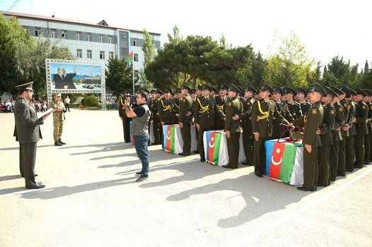 Kursantlar hərbi and içiblər