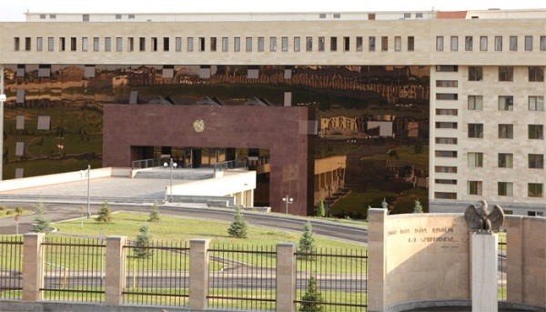 Ermənistan Müdafiə nazirliyində növbəti qalmaqal