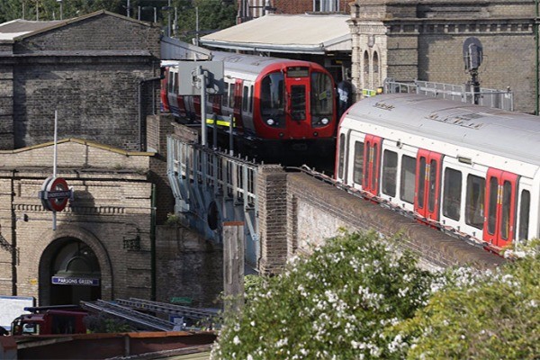 London metrosunda terror aktı törətməkdə şübhəli bilinən gənc saxlanılıb