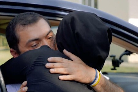 Aprel döyüşlərinin qazisi şəhid anasını qucaqladı: Bağışla, qoruya bilmədim oğlunu