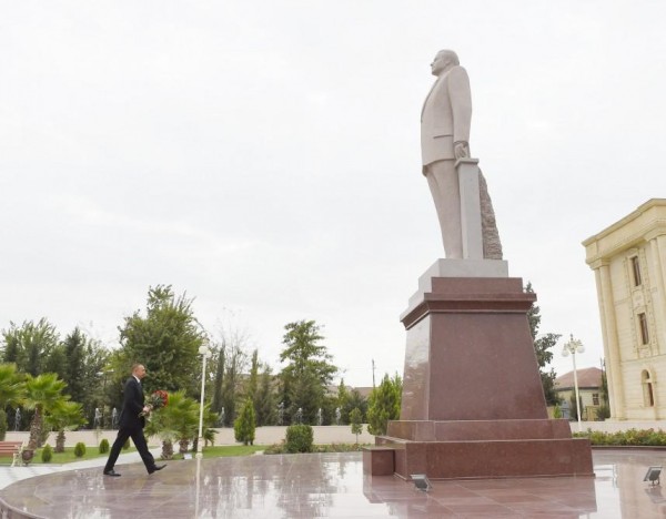 Prezident İlham Əliyev Salyan rayonuna səfərə gəlib