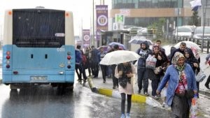 İstanbulda leysan yağışları həyatı iflic etdi