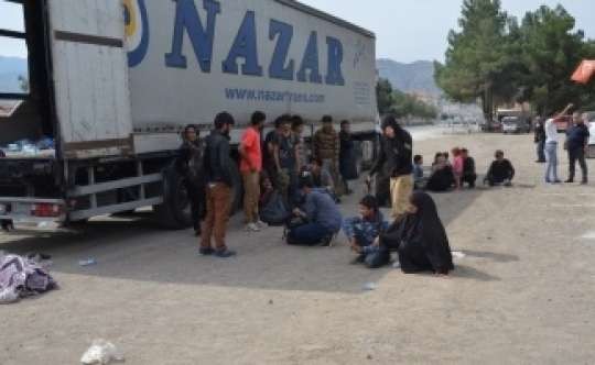 TIR-ın yük yerində Avropaya qaçmaq istəyən 200 nəfər ələ keçdi