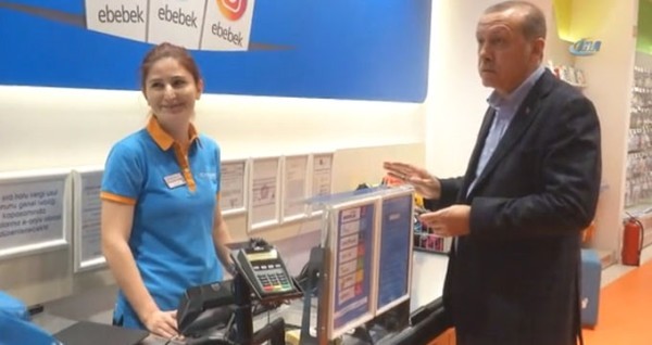 Prezident nəvəsi üçün alış-verişdə - video+foto